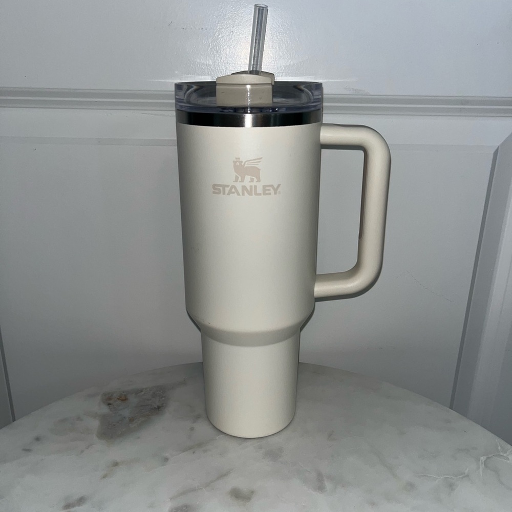 Stanley Cream Insulated Tumbler with Handle
Used- Good Condition